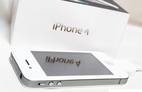 Будь первым, купив белый iPhone 4