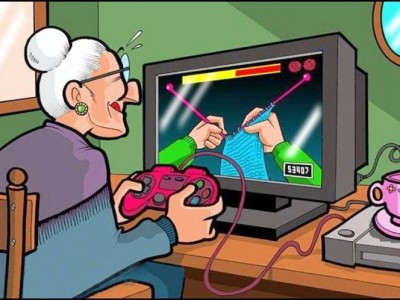 Бабушка-пенсионерка за компьютером