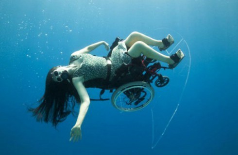 Создано инвалидное кресло для подводного плавания