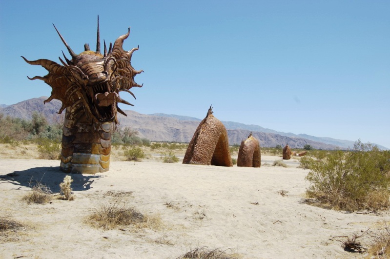Скульптуры в пустыне