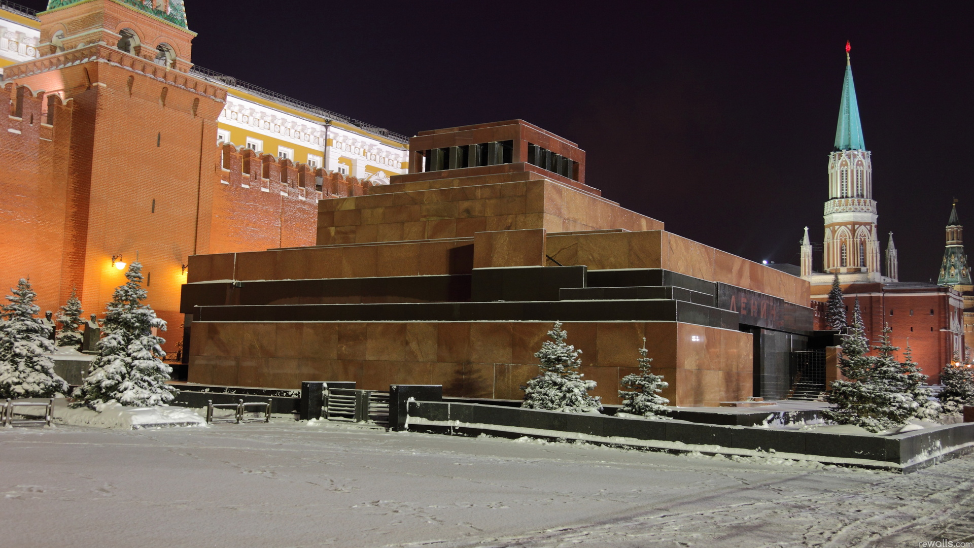 Ленин в мавзолее на красной площади
