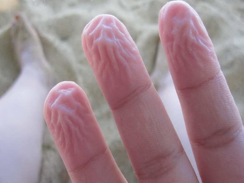 Ученные смогли объяснить, почему морщатся пальцы в воде
