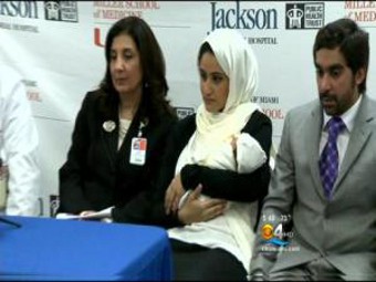 Фатима Аль Ансари, ее муж и дочь на пресс-конференции