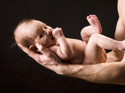 Почему младенцы успокаиваются, когда их берут на руки