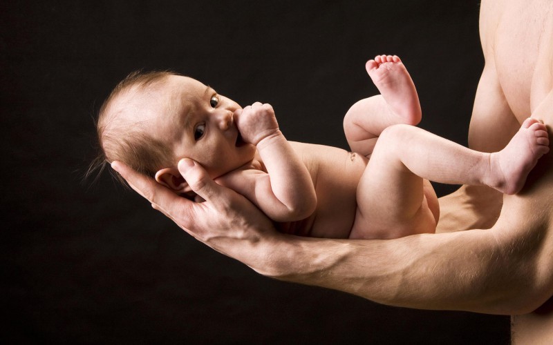 Почему младенцы успокаиваются, когда их берут на руки