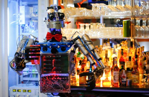 Робот-гуманоид работает барменом в Германии