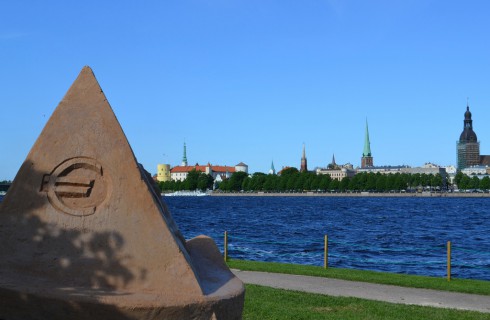 Латвия перейдет на евро в 2014 году