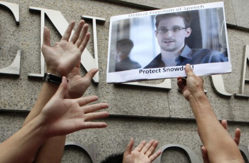 Лонни Сноуден предлагает США сделку