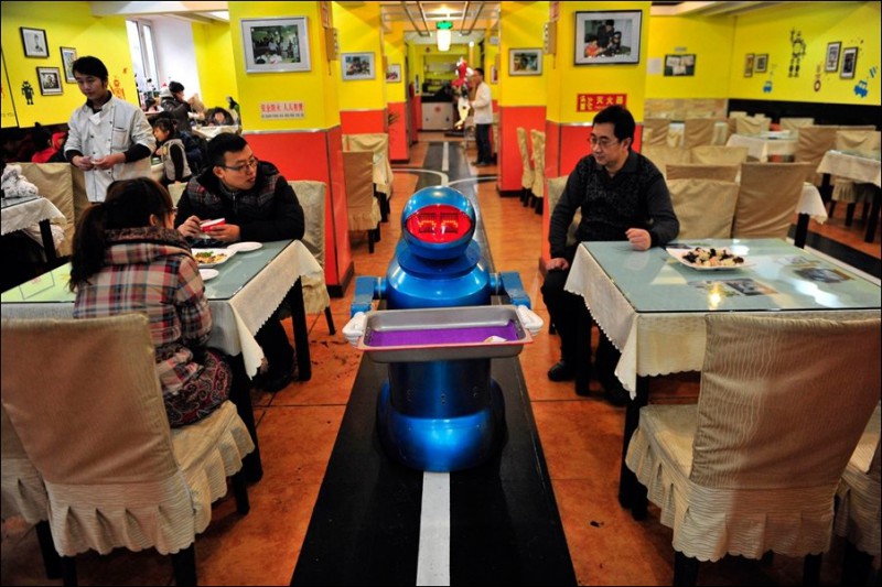 В Китае роботы работают официантами