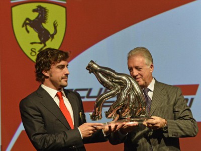 Фернандо Алонсо планирует заполучить в сои руки премиальные, которые им пообещали боссы Ferrari