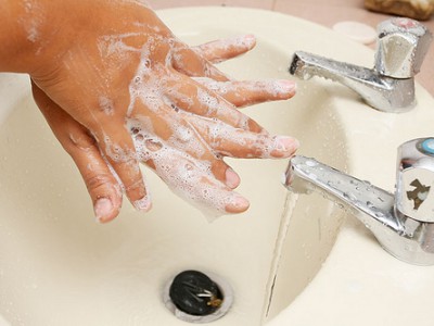 Мыть руки в холодной воде – так же эффективно