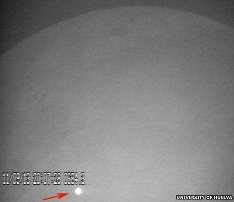 Падение метеорита на Луну в деталях