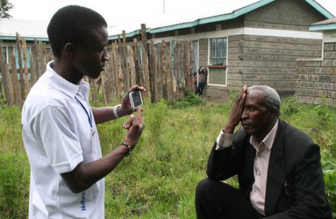 «Карманный окулист» пришел в школы Кении