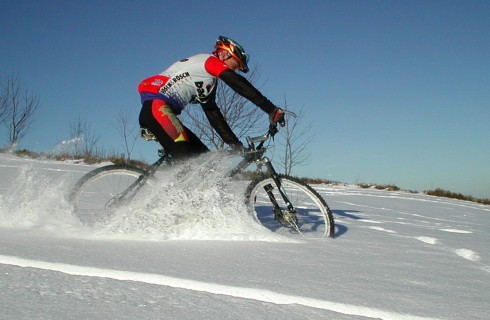 Настоящий экстрим: езда подо льдом на велосипеде