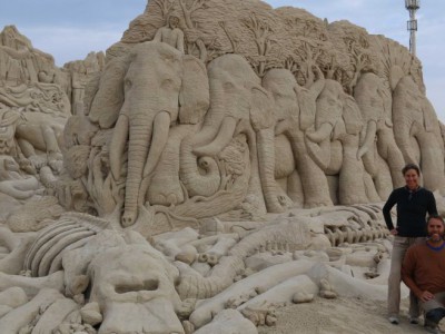 Песчаные скульптуры Хоггардов: «Кладбище слонов»