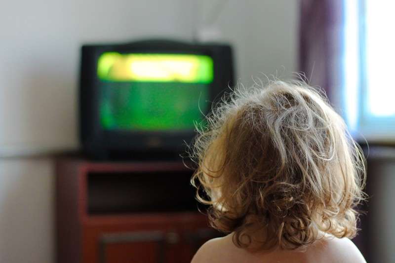Почему ребенку нельзя смотреть телевизор