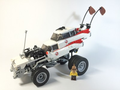 Автомобиль из LEGO по мотивам фильма Безумный Макс: Дорога Ярости