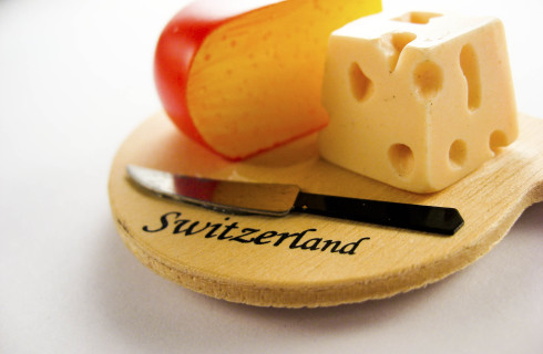 Ученые разгадали тайну дырок в швейцарском сыре