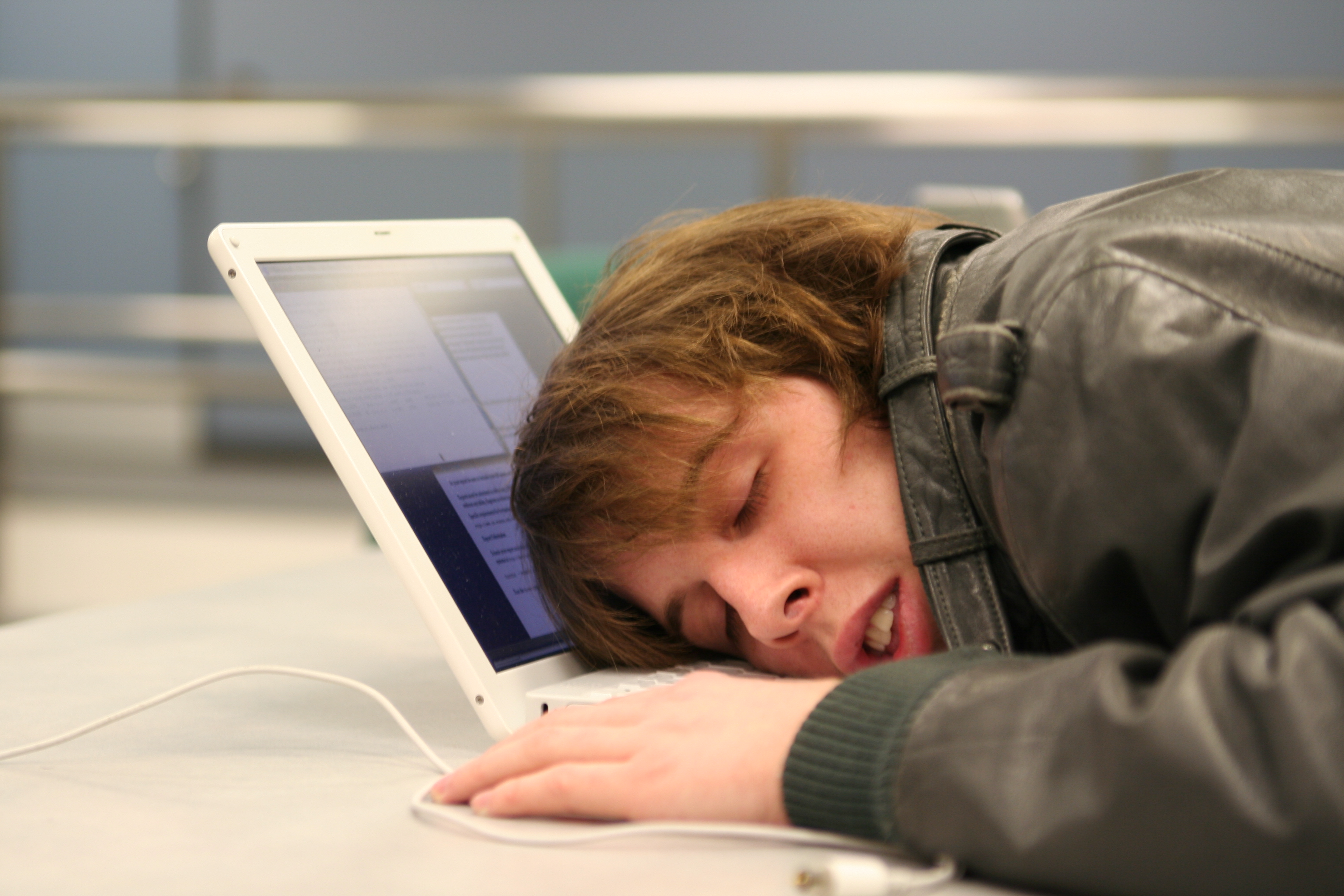Спящий человек за компьютером
