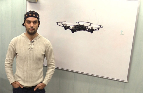 Российские разработчики научились управлять дронами силой мысли