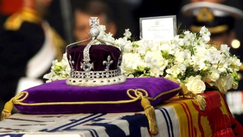 Индия забирает бриллианты с британской короны
