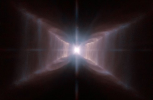Hubble показал новые подробности о красной прямоугольной звезде
