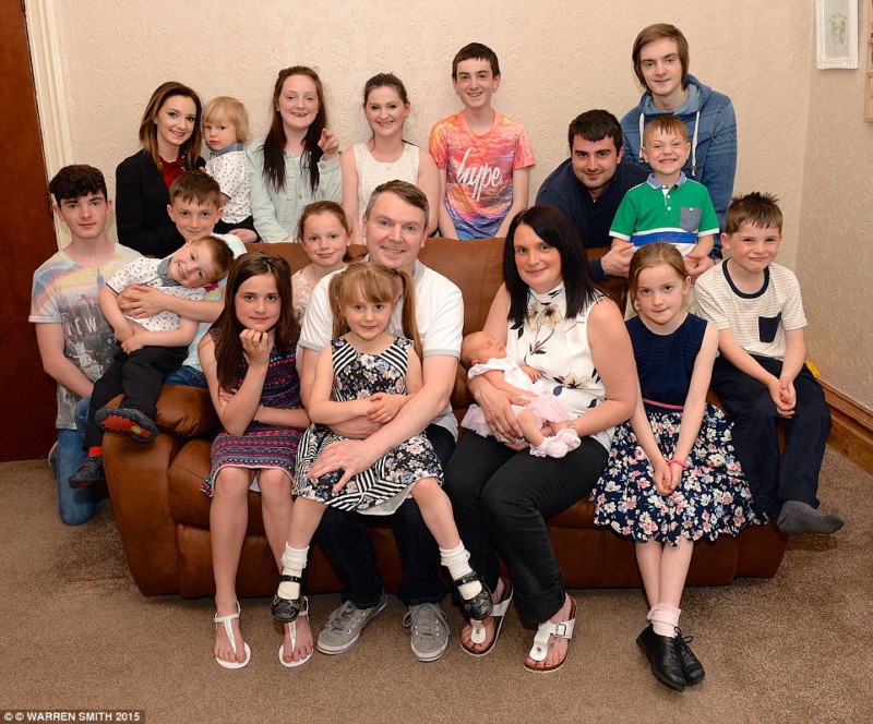 Самая большая семья Великобритании готова и дальше рожать