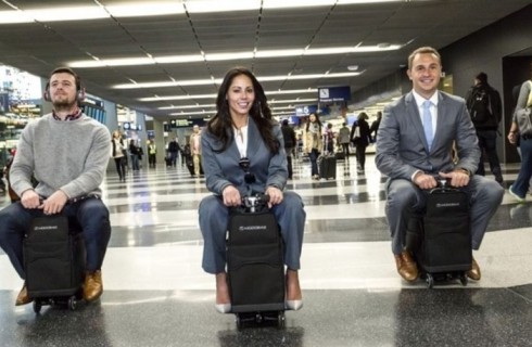 Надоело бродить по аэропорту – прокатись на чемодане