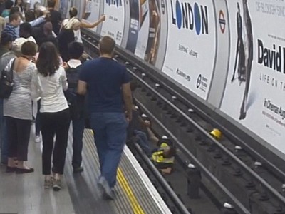 Мужчина спас пассажира в метро Тоттенхэм-Корт-Роуд