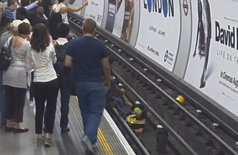 Человек совершил подвиг в лондонском метро