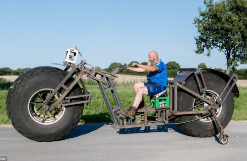 Человек построил из мусора самый тяжелый велосипед