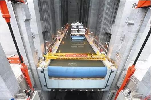 Китай построил уникальный лифт для грузовых судов