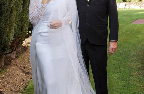 Пара отметила золотую свадьбу в платьях со дня бракосочетания