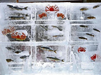 Снежный фестиваль в Саппоро. Скульптура изо льда и рыб
