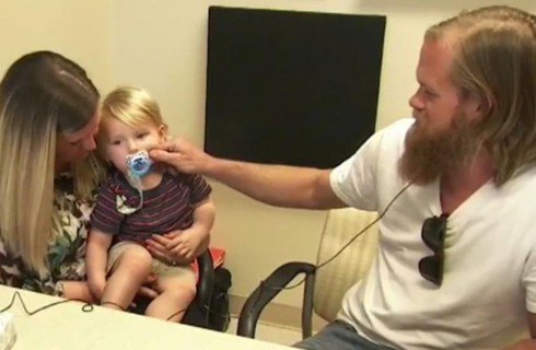 Глухие отец и ребенок услышали друг друга