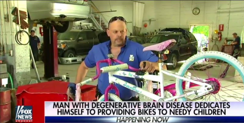 Мужчина дарит велосипеды детям