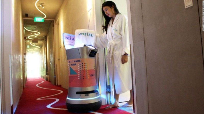 Робот обслуживает гостей отеля