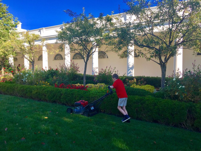 11-летний мальчик косил газон у Белого дома