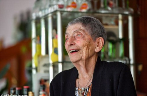 Никаких фруктов и молока: секреты долголетия от 100-летней французской барменши