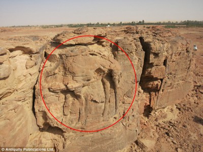 Наскальный верблюд в пустыне Саудовской Аравии