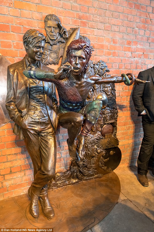 Первая  в мире статуя Дэвида Боуи появилась в Эйлсбери