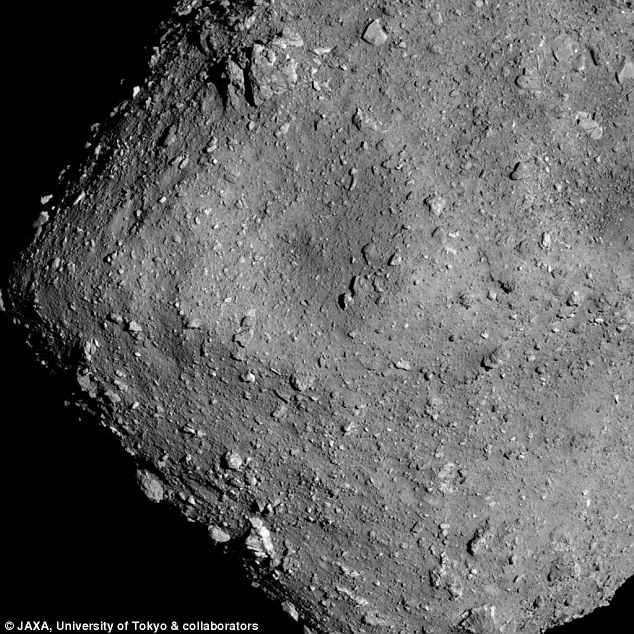 Зонд Hayabusa 2 прислал потрясающие фотографии астероида Рюгу