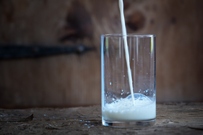 Молоко и простуда: можно ли их совмещать?