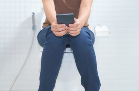 Почему нельзя брать телефон в ванную