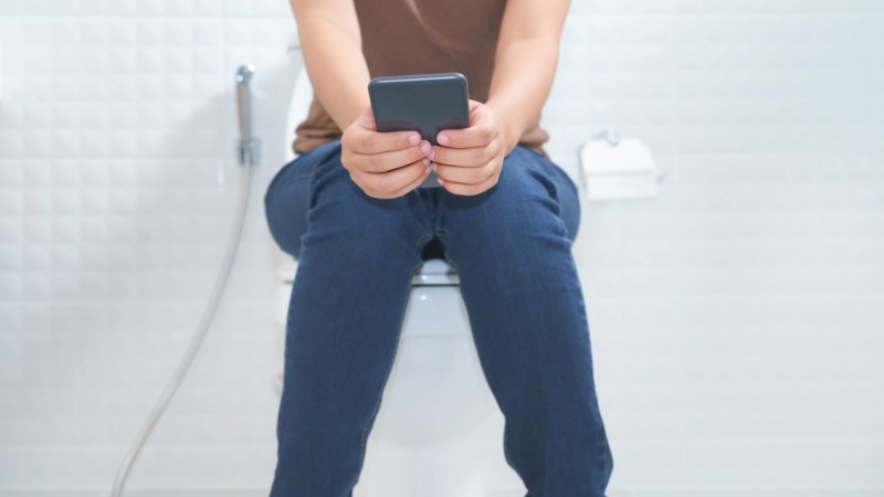 Почему нельзя брать телефон в ванную