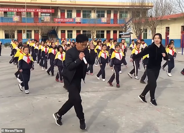 Китайский школьный учитель прославился необычной утренней гимнастикой